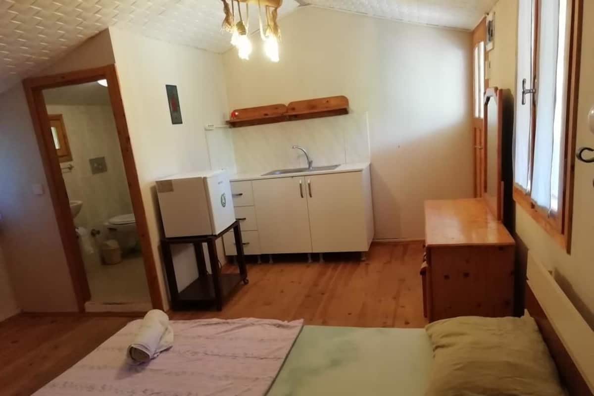 Superior bungalow, kitchenette | Een kluis op de kamer, een bureau, een strijkplank/strijkijzer