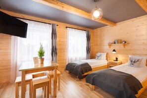 Vierpersoonskamer, privébadkamer | Luxe beddengoed, een strijkplank/strijkijzer, gratis wifi, beddengoed