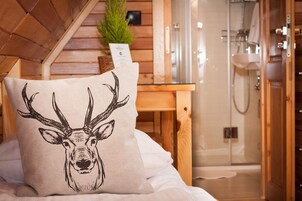 Camera quadrupla, bagno privato (Attic) | Biancheria da letto di alta qualità, ferro/asse da stiro, Wi-Fi gratuito