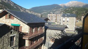 18 bedrooms, desk, laptop workspace, blackout drapes