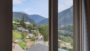Vista de un pueblo con casas y una montaña al fondo.