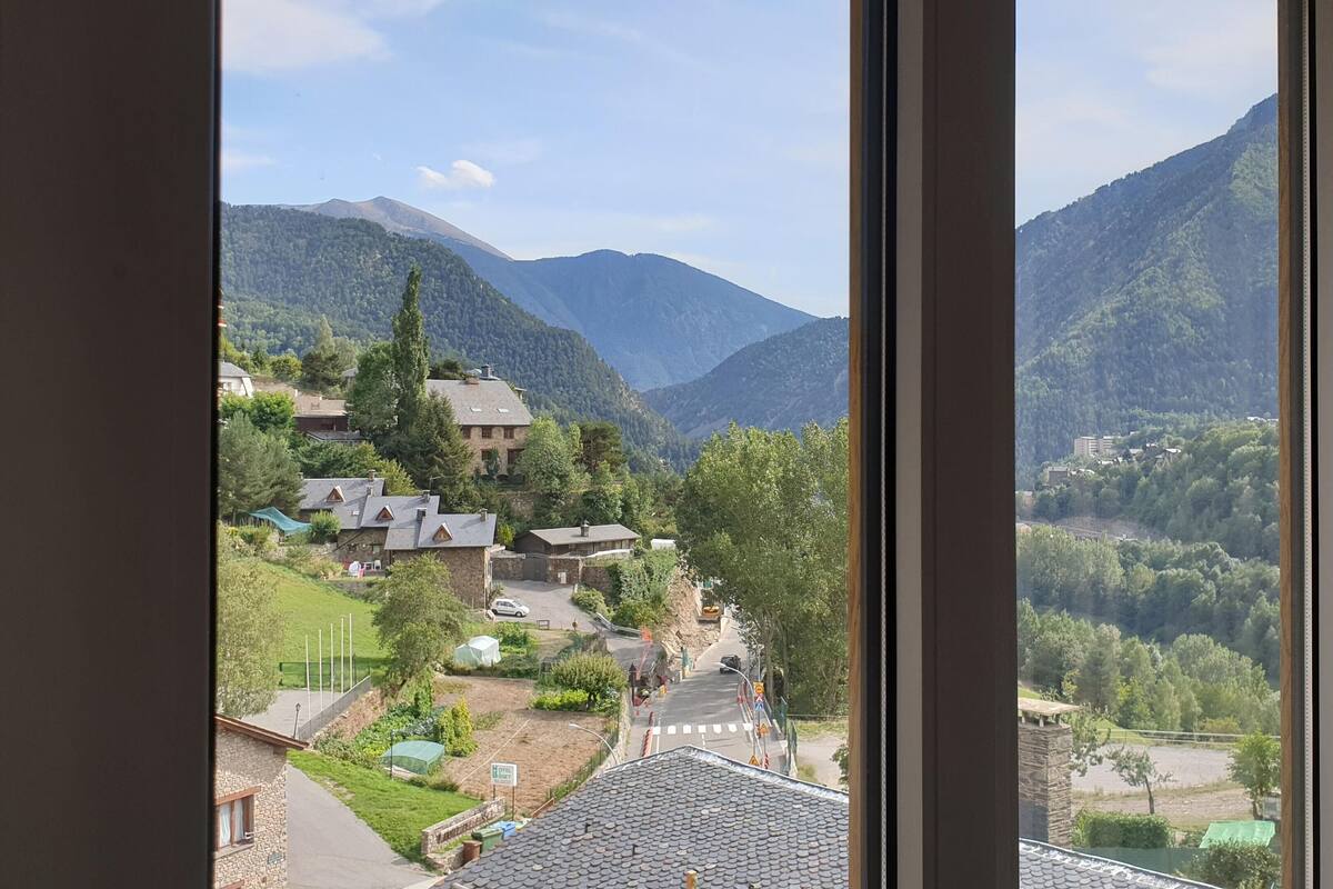 Vista de un pueblo con casas y una montaña al fondo.