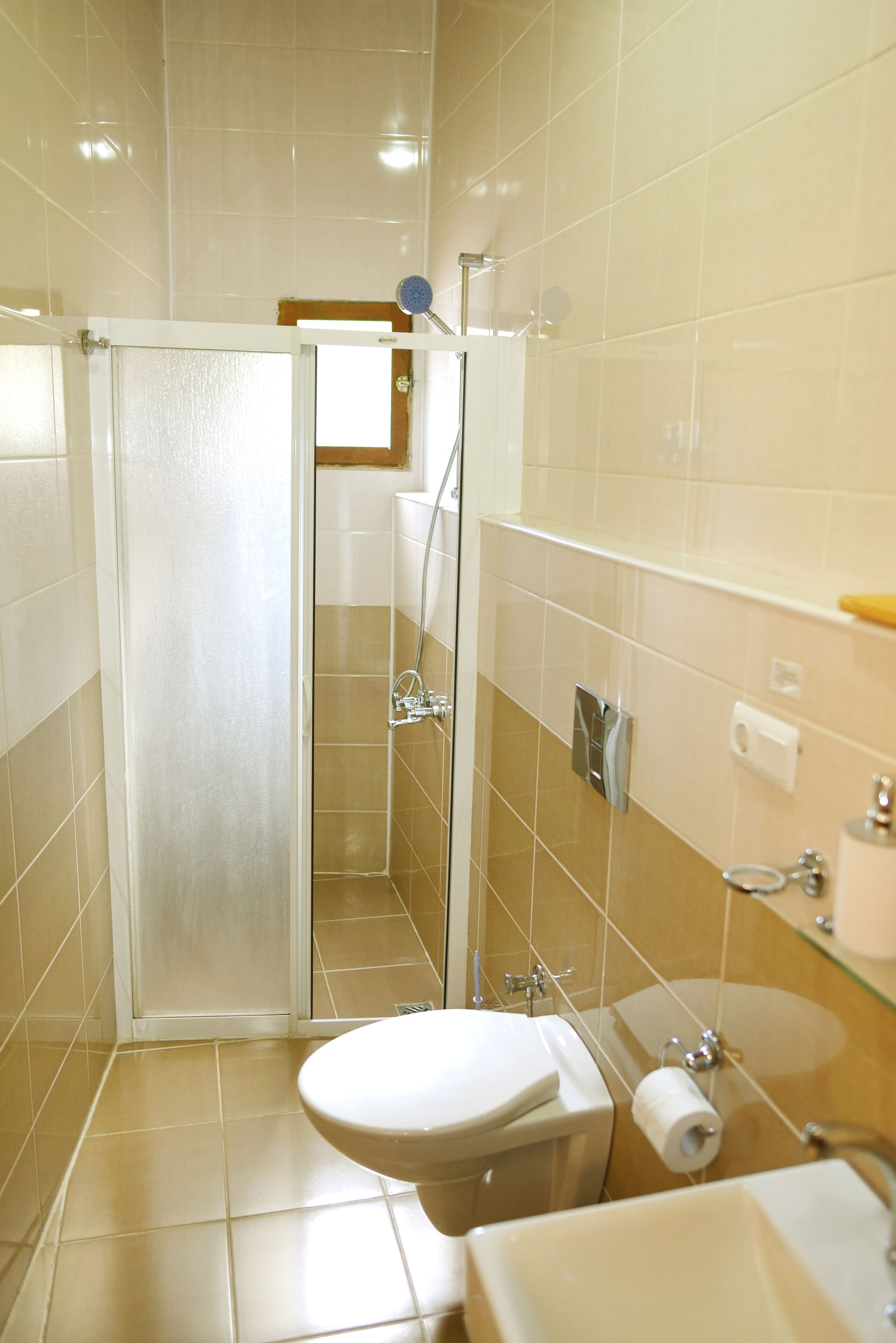 Chambre Triple Standard | Salle de bain | Douche, articles de toilette gratuits, sèche-cheveux, chaussons
