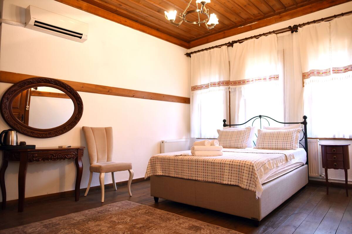 Premium bedding, WiFi (free)