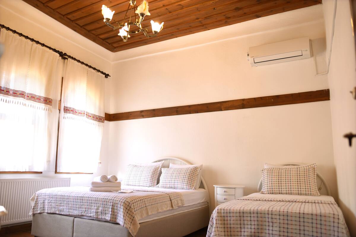 Family Room | Premium bedding, WiFi (free)