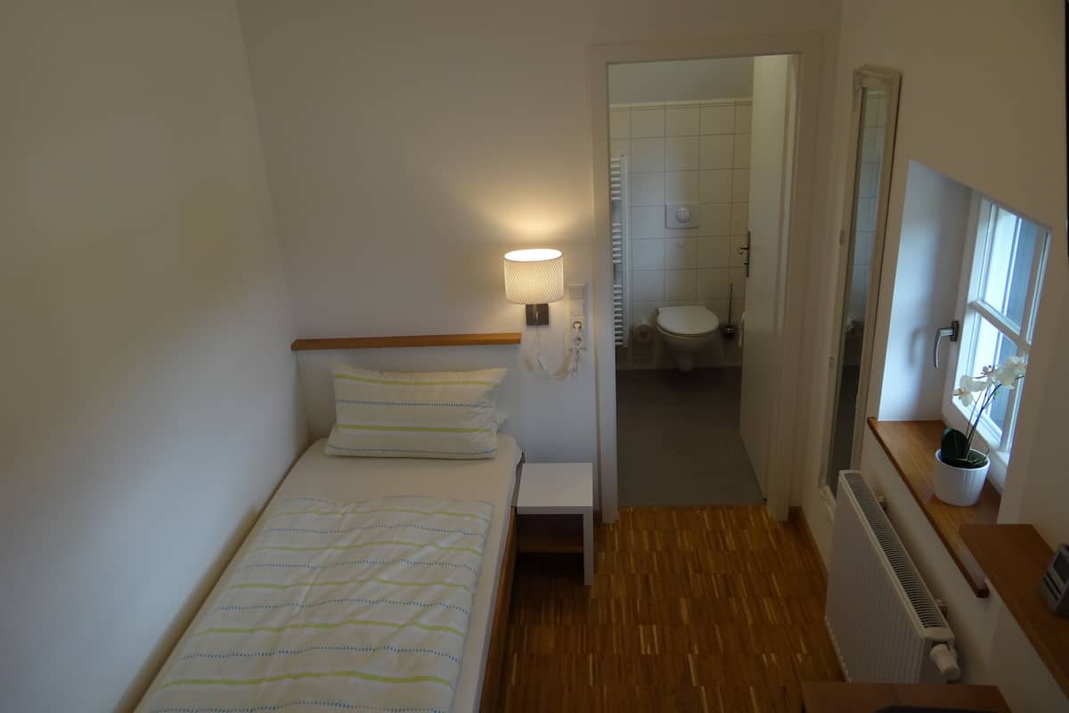 Eenpersoonskamer, en-suite badkamer, uitzicht op tuin | Uitzicht vanuit accommodatie