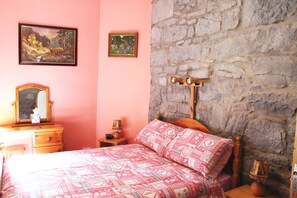 3 عدّة غرف نوم ومكواة/لوح كي وواي فاي مجانًا وملاءات أسر ّة