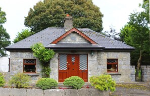 Front of property - Coole Gate Lodge (Gort)