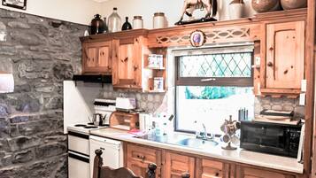 House, 3 Bedrooms | Private kitchen | Fridge, microwave, oven, stovetop