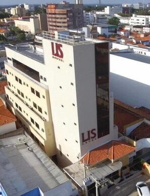 A multi-story building with a prominent 'LIS' sign on the facade, indicating it is a hotel. - Lis Hotel (Teresina)