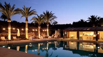 Petit-déjeuner et dîner servis sur place, vue sur la piscine 