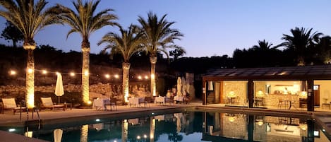 Petit-déjeuner et dîner servis sur place, vue sur la piscine 