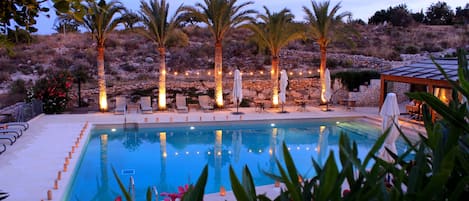 Piscine extérieure, parasols de plage, chaises longues