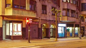 Front of property - evening/night - Pil Pil Hostel Bilbao (Bilbao)