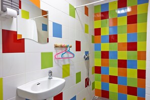 Buồng tắm vòi sen, máy sấy tóc, khăn tắm