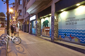 Front of property - evening/night - Pil Pil Hostel Bilbao (Bilbao)