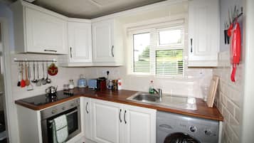 House, 3 Bedrooms | Private kitchen