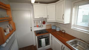 House, 3 Bedrooms | Private kitchen
