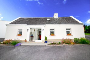 Front of property - Carraroe Cottage (Carraroe)