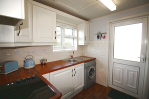 House, 3 Bedrooms | Private kitchen | Fridge, microwave, oven, stovetop - Carraroe Cottage (Carraroe)