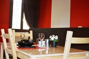 Studio | Essbereich im Zimmer