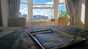 Premium bedding, individually decorated, individually furnished - The Ocean Guesthouse (Weymouth)