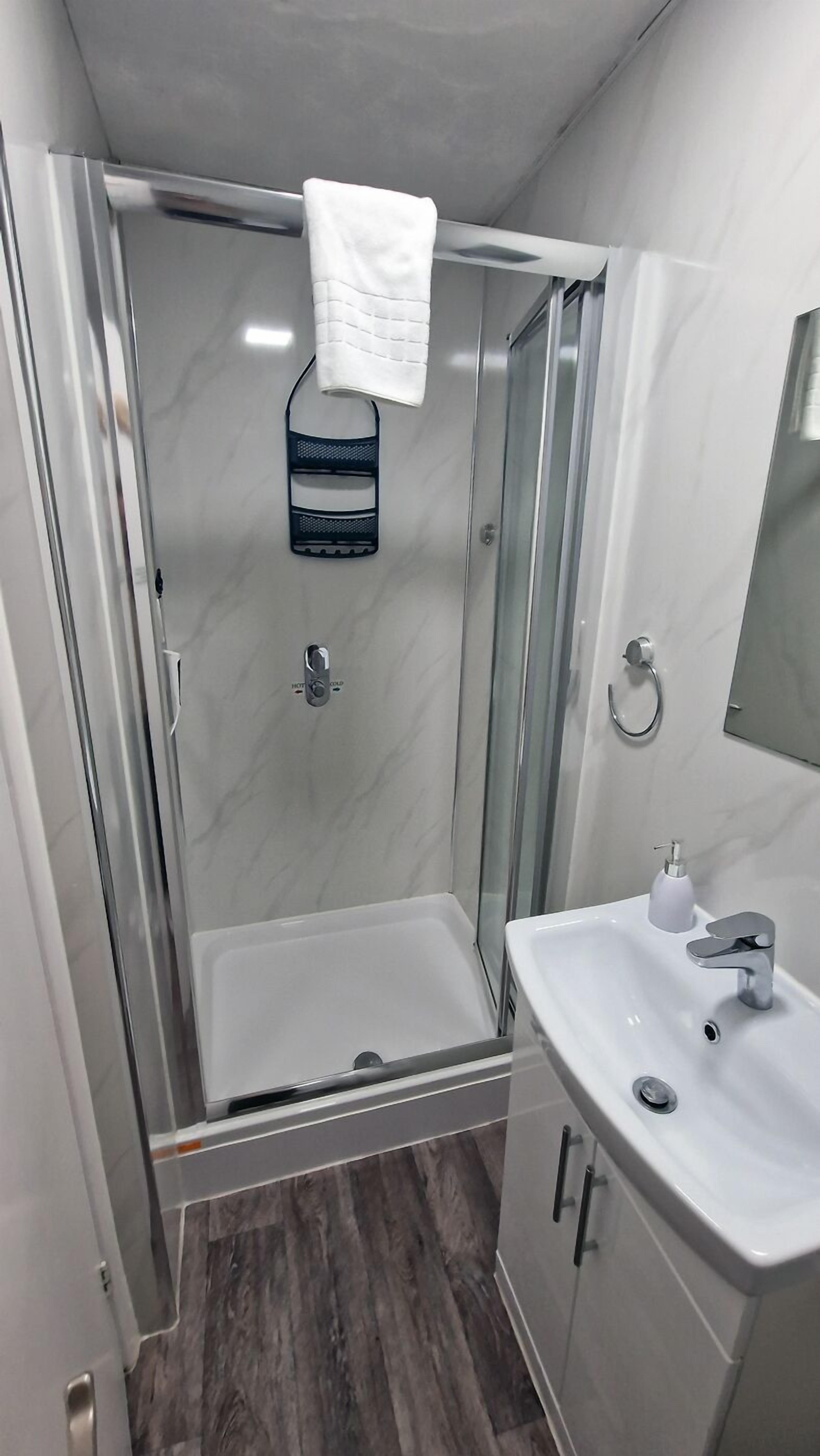 Doppelzimmer, mit Bad, Hafenblick (Room 6,  2nd Floor) | Badezimmer | Dusche, Haartrockner, Handtücher