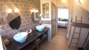A modern bathroom with two large white sinks, a mirror, and a glass shower enclosure. - Villa Glen-tara (Lanton)