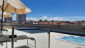 Alberca al aire libre y camastros