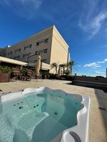 Bañera de hidromasaje cubierta