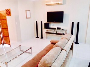 Suíte luxo | Sala de estar | TV