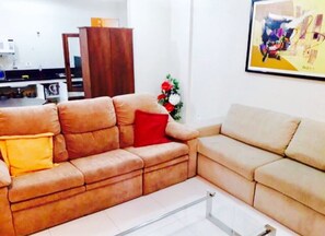 Deluxe Suite | Living room | TV