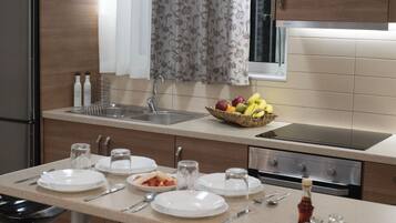 Superior-Apartment, 1 Schlafzimmer, Nichtraucher, Meerseite | Eigene Küche | Großer Kühlschrank, Mikrowelle, Ofen, Herdplatte