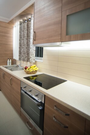 Departamento superior, 1 habitación, para no fumadores, frente al océano | Cocina privada | Refrigerador con congelador, microondas, horno y parrilla de estufa 