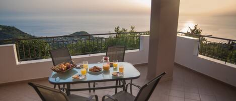 Superior Apartment, 1 Bedroom, Non Smoking, Oceanfront | 1 bedroom, in-room safe, individually decorated, individually furnished