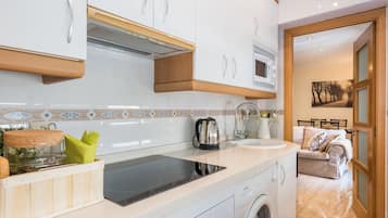 Großer Kühlschrank, Mikrowelle, Ofen, Herdplatte