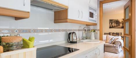 Full-sized fridge, microwave, oven, stovetop