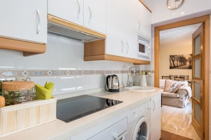 Frigorífico grande, microondas, horno y placa de cocina