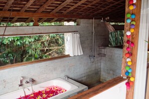 Villa, 1 chambre | Salle de bain | Ensemble douche/baignoire, articles de toilette gratuits, sèche-cheveux