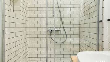 Ducha, artículos de tocador gratuitos, secador de pelo, toallas