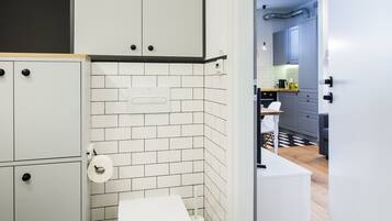 Studio, Non Smoking | Bathroom | Shower, free toiletries, hair dryer, towels