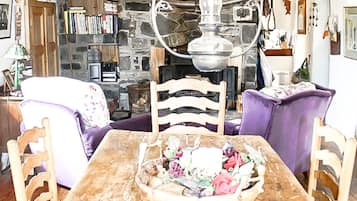 House, 2 Bedrooms | In-room dining