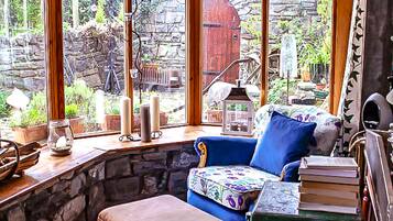 House, 2 Bedrooms | Living area | 36-inch flat-screen TV with cable channels, TV