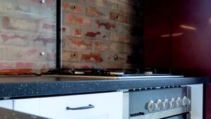 Apartemen Comfort, 1 Tempat Tidur Queen dengan tempat tidur Sofa, Bebas Asap Rokok | Dapur pribadi | Lemari es, microwave, kompor, dan mesin pencuci piring