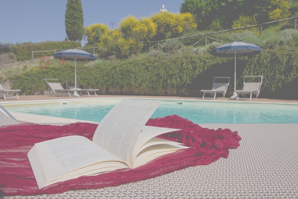 Utendørsbasseng, bassengparasoller og solsenger