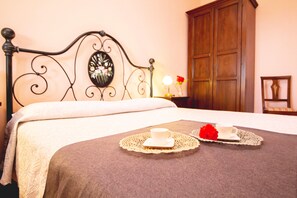 Habitación cuádruple, vistas al viñedo | Minibar, escritorio, cortinas opacas y wifi gratis