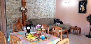 Villa, 3 chambres, piscine privée | Salle de séjour | Téléviseur à écran plat, lecteur de DVD