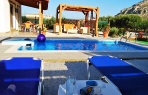 Outdoor pool, pool umbrellas, sun loungers - Stergios Villa (Rhodes)