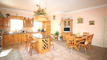 House, 4 Bedrooms (4 Bathrooms) | Private kitchen | Fridge, oven, stovetop, coffee/tea maker