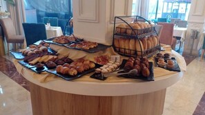 2 restaurantes; se sirven desayunos, almuerzos y cenas